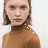 Pull à col roulé et boutons