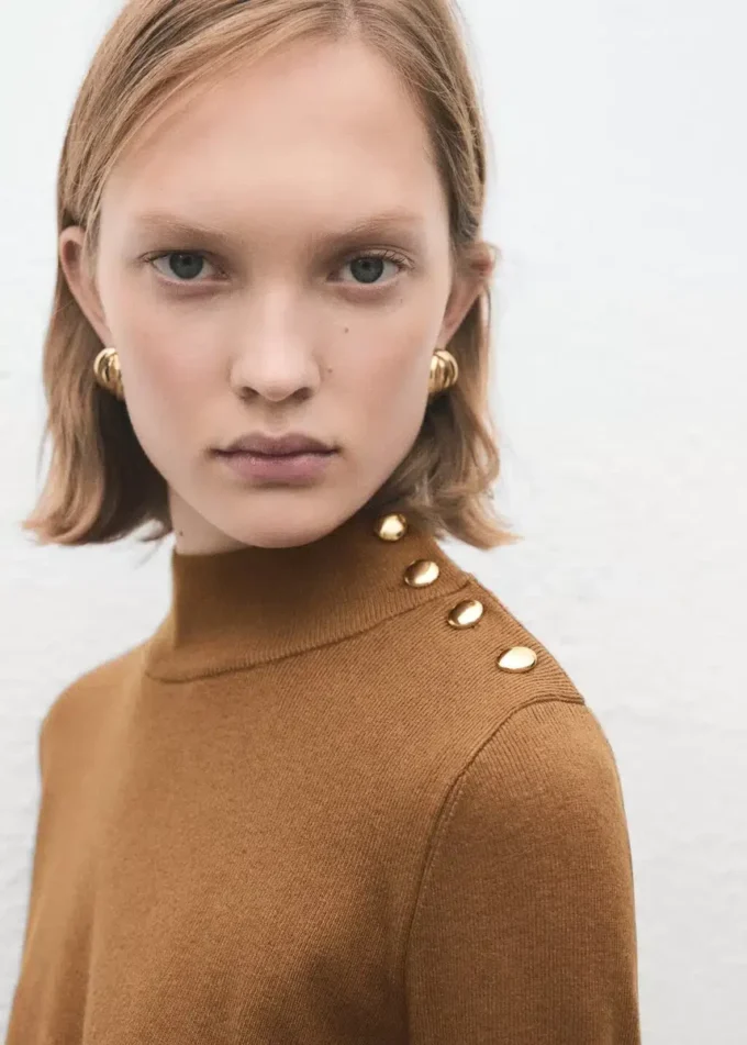 Pull à col roulé et boutons