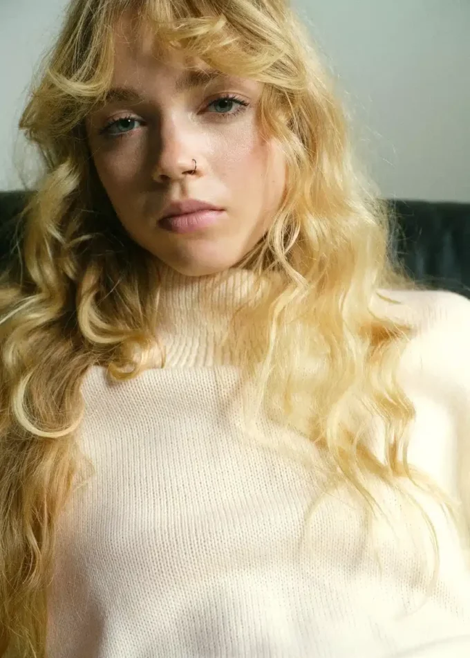 Pull à col roulé et fentes
