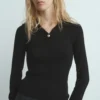 Pull côtelé avec bouton bijou Pull côtelé avec bouton bijou