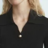 Pull côtelé avec bouton bijou Pull côtelé avec bouton bijou