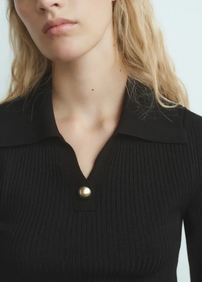 Pull côtelé avec bouton bijou Pull côtelé avec bouton bijou
