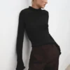 Pull côtelé avec finitions festonnées Pull côtelé avec finitions festonnées
