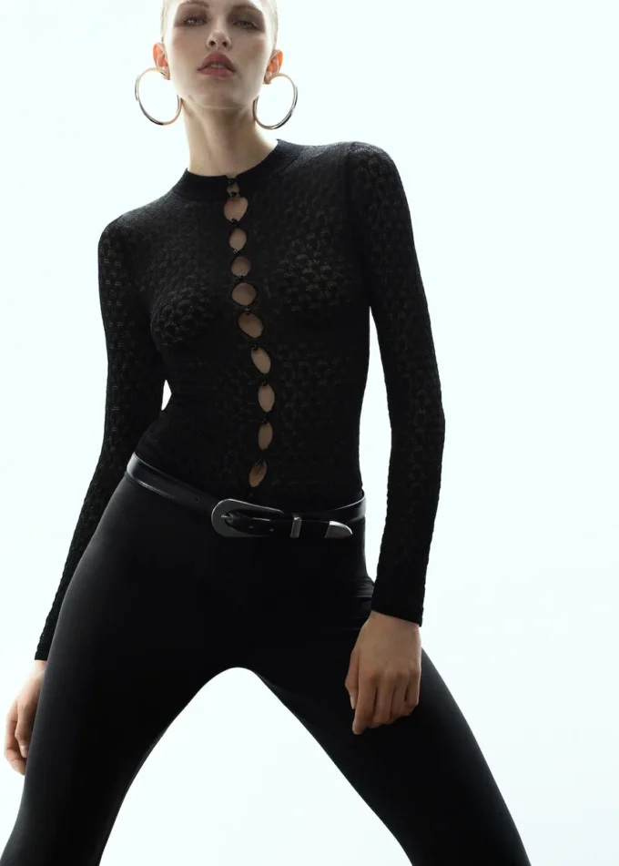 Pull en maille ajourée avec fermeture à perles