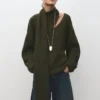Pull en maille avec écharpe Pull en maille avec écharpe