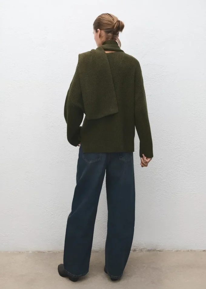 Pull en maille avec écharpe Pull en maille avec écharpe