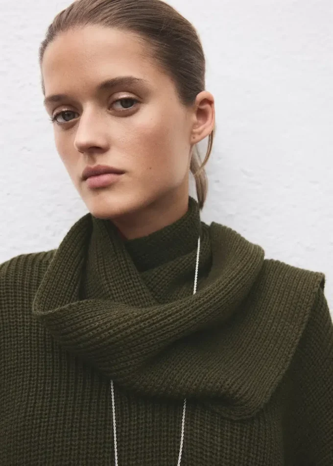 Pull en maille avec écharpe Pull en maille avec écharpe
