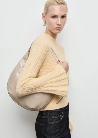 Pull en maille torsadée à manches évasées
