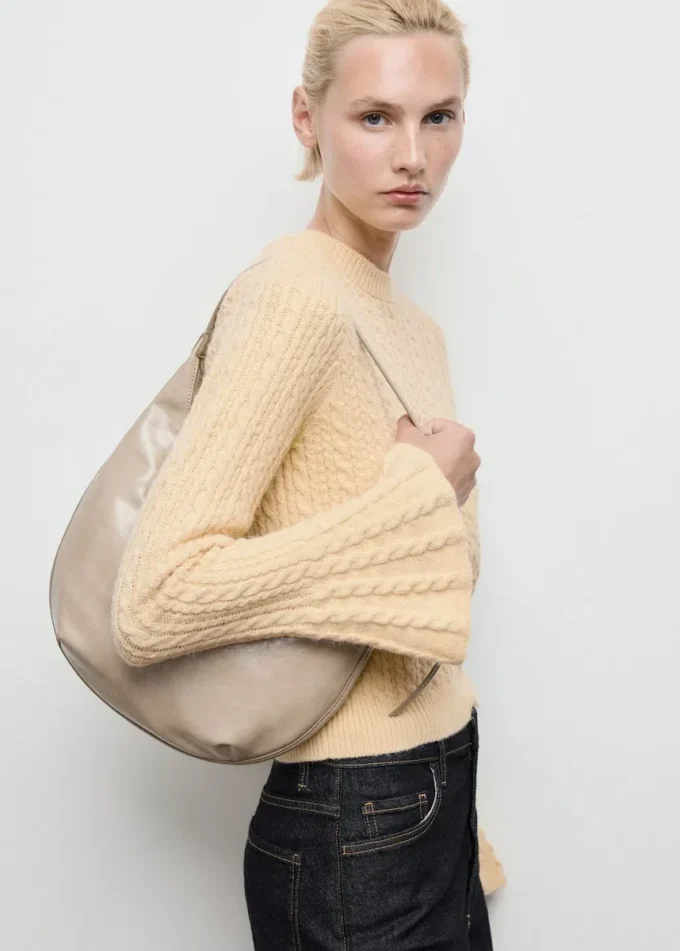 Pull en maille torsadée à manches évasées