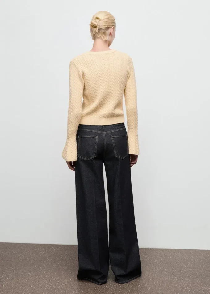 Pull en maille torsadée à manches évasées