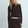 Pull à encolure asymétrique et boutons