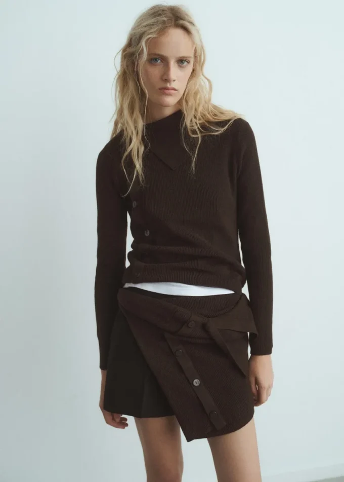 Pull à encolure asymétrique et boutons