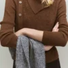 Pull à encolure asymétrique et boutons