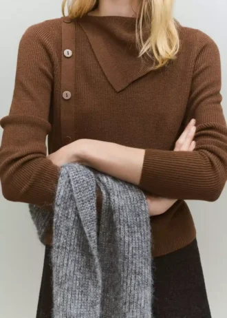 Pull à encolure asymétrique et boutons