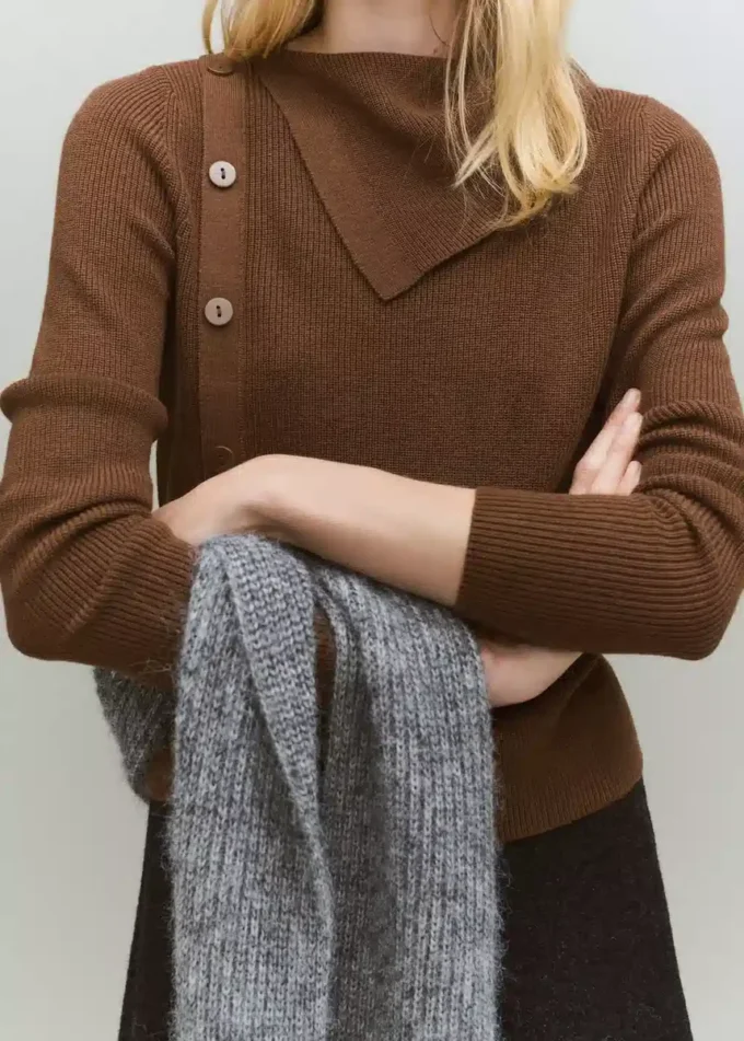 Pull à encolure asymétrique et boutons