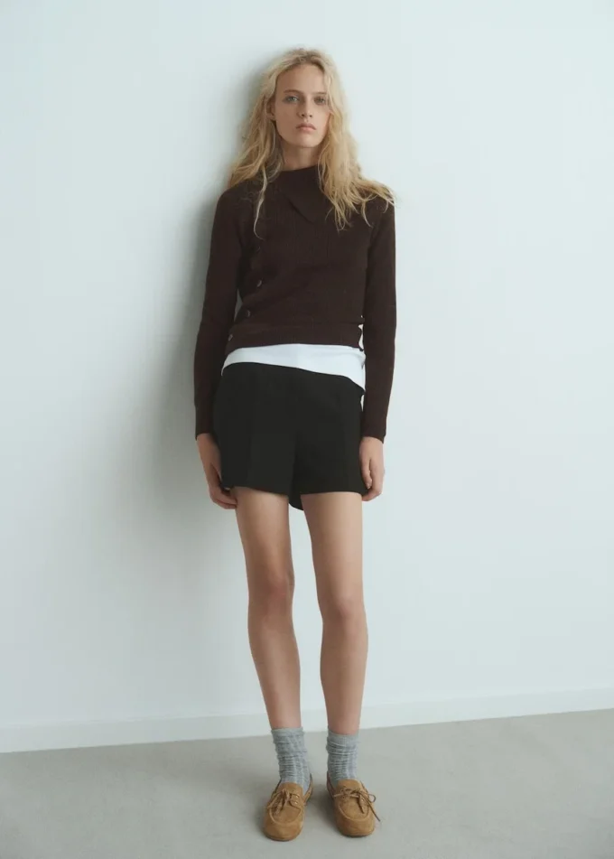 Pull à encolure asymétrique et boutons