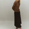 Pull à encolure asymétrique et boutons