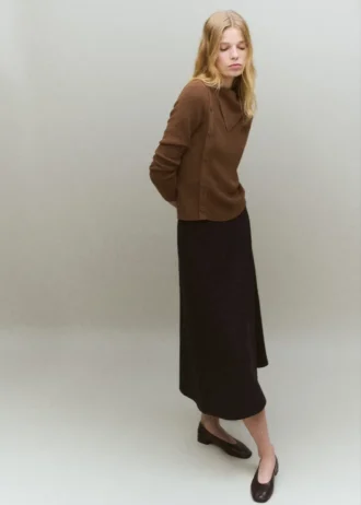 Pull à encolure asymétrique et boutons