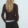 Pull à encolure asymétrique et boutons