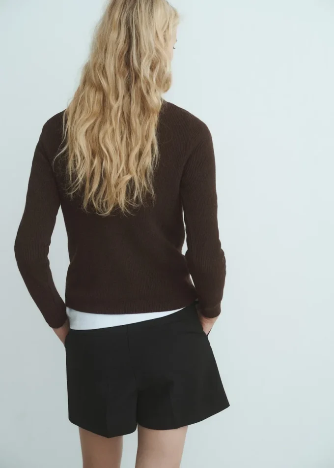 Pull à encolure asymétrique et boutons