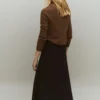 Pull à encolure asymétrique et boutons
