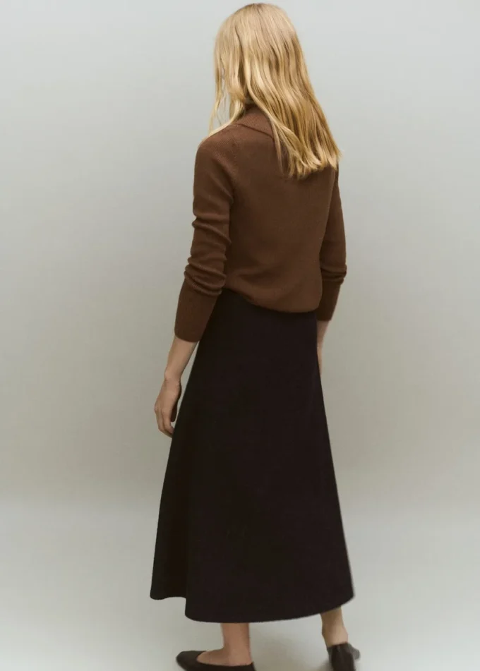 Pull à encolure asymétrique et boutons