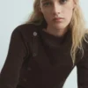Pull à encolure asymétrique et boutons