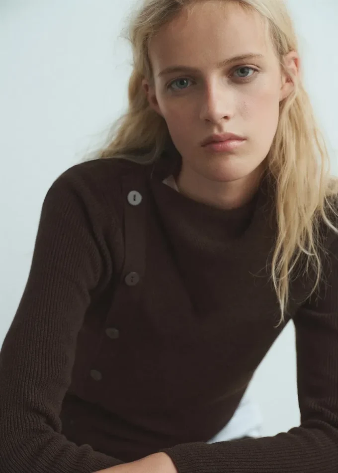 Pull à encolure asymétrique et boutons