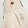 Pull à encolure asymétrique et boutons bijoux