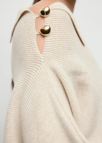 Pull à encolure asymétrique et boutons bijoux