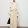 Pull à encolure asymétrique et boutons bijoux
