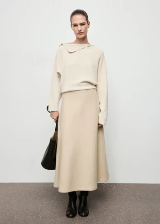 Pull à encolure asymétrique et boutons bijoux