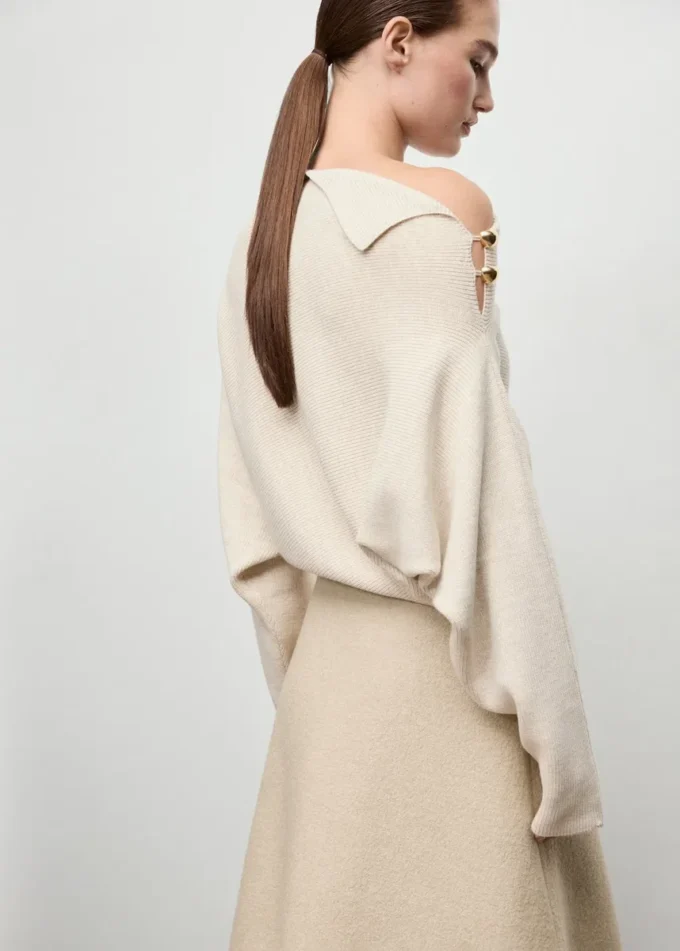 Pull à encolure asymétrique et boutons bijoux