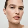 Pull à encolure asymétrique et boutons bijoux
