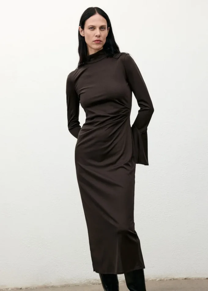 Robe ajustée à manches cloche Robe ajustée à manches cloche