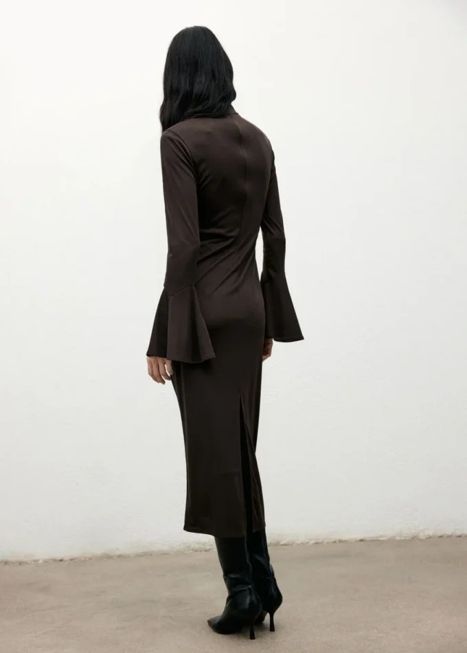 Robe ajustée à manches cloche Robe ajustée à manches cloche