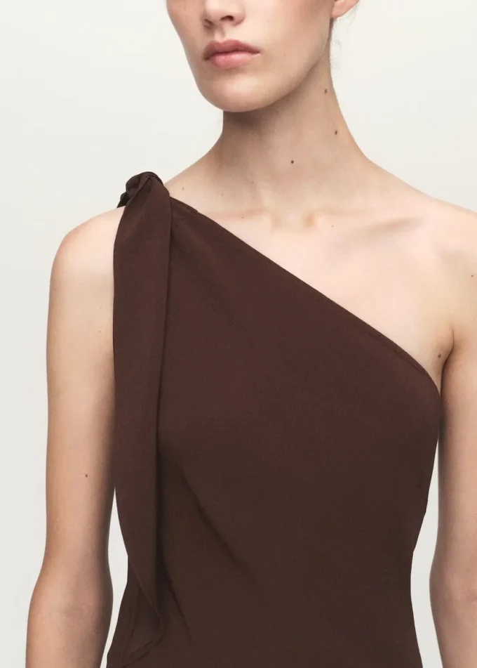 Robe asymétrique avec bretelles nouées Robe asymétrique avec bretelles nouées