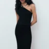 Robe asymétrique en maille mélangée Robe asymétrique en maille mélangée