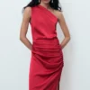 Robe asymétrique en satin avec fentes latérales Robe asymétrique en satin avec fentes latérales