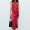 Robe asymétrique en satin avec fentes latérales Robe asymétrique en satin avec fentes latérales