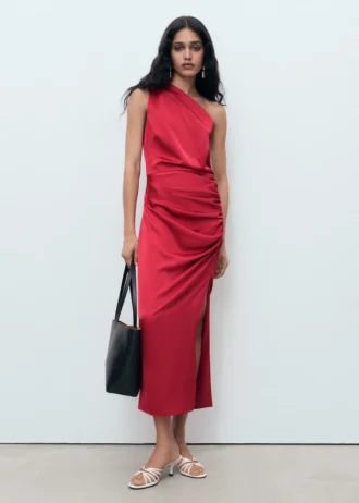 Robe asymétrique en satin avec fentes latérales