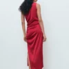 Robe asymétrique en satin avec fentes latérales Robe asymétrique en satin avec fentes latérales