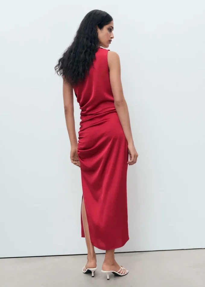 Robe asymétrique en satin avec fentes latérales Robe asymétrique en satin avec fentes latérales