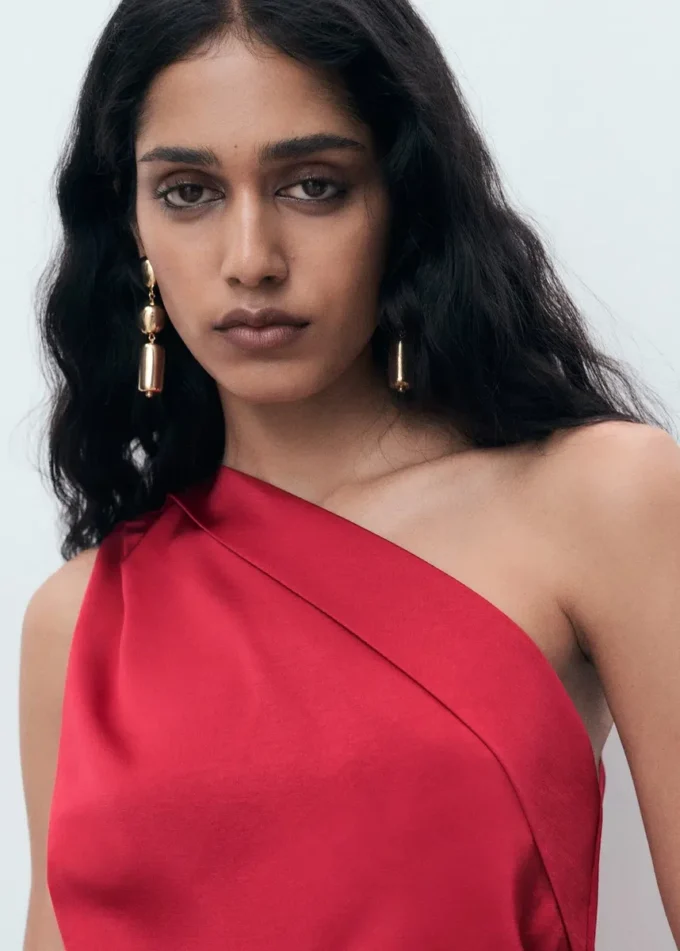 Robe asymétrique en satin avec fentes latérales Robe asymétrique en satin avec fentes latérales