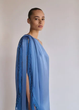 Robe asymétrique en satin avec franges