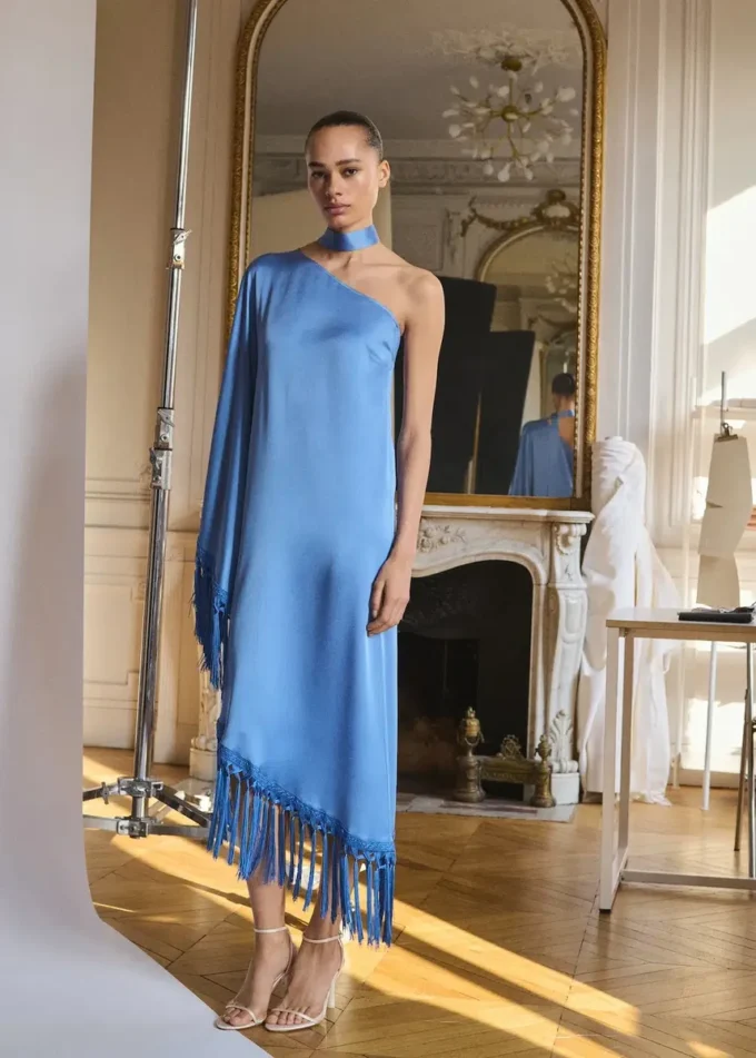 Robe asymétrique en satin avec franges Robe asymétrique en satin avec franges