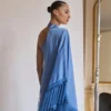Robe asymétrique en satin avec franges Robe asymétrique en satin avec franges