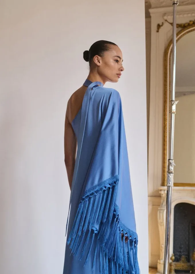 Robe asymétrique en satin avec franges Robe asymétrique en satin avec franges