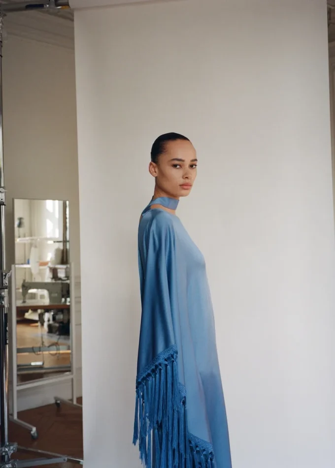 Robe asymétrique en satin avec franges Robe asymétrique en satin avec franges