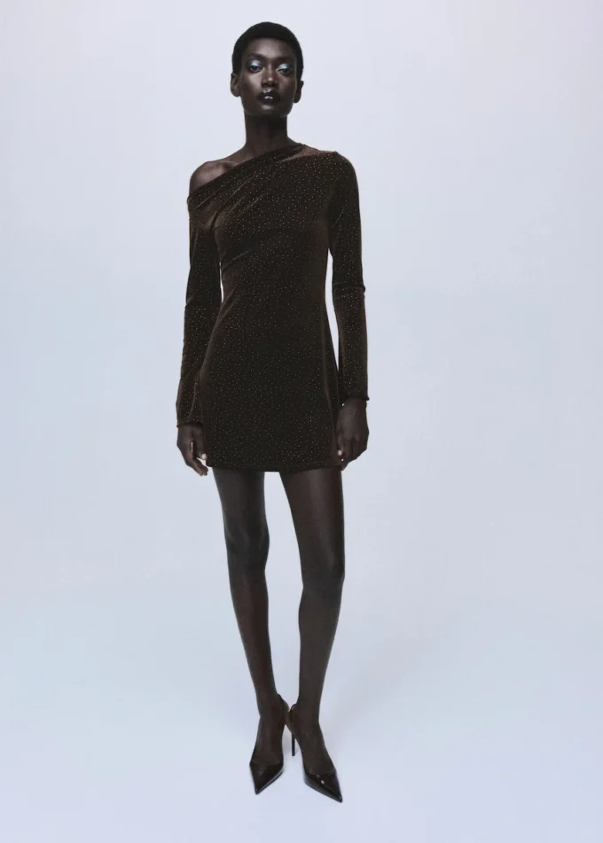 Robe asymétrique en velours avec détails brillants Robe asymétrique en velours avec détails brillants